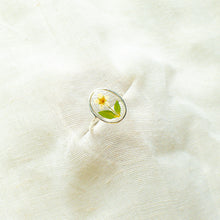 Load image into Gallery viewer, Bridal Wreath Window ring (size 8)
