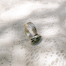 Load image into Gallery viewer, Yarrow patterned band ring (Size 7)
