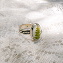 Load image into Gallery viewer, Fern patterned band ring (Size 7.5)
