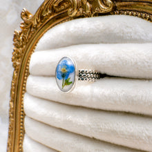 Load image into Gallery viewer, Forget-me-not patterned band ring (Size 7.5)
