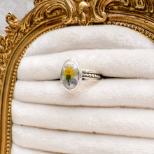 Load image into Gallery viewer, Violet patterned band ring (Size 8)
