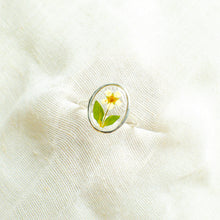 Load image into Gallery viewer, Bridal Wreath Window ring (size 8)

