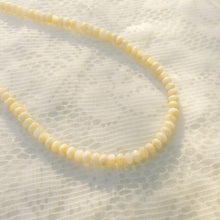 Load image into Gallery viewer, Butter yellow shell necklace
