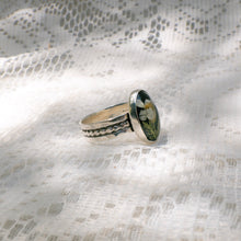 Load image into Gallery viewer, Yarrow patterned band ring (Size 7)
