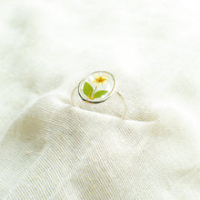Load image into Gallery viewer, Bridal Wreath Window ring (size 8)
