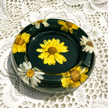 Load image into Gallery viewer, Goldeneye and daisy black round ashtray
