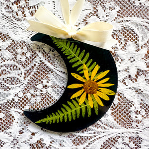 Daisy/goldeneye fern crescent moon black ornament