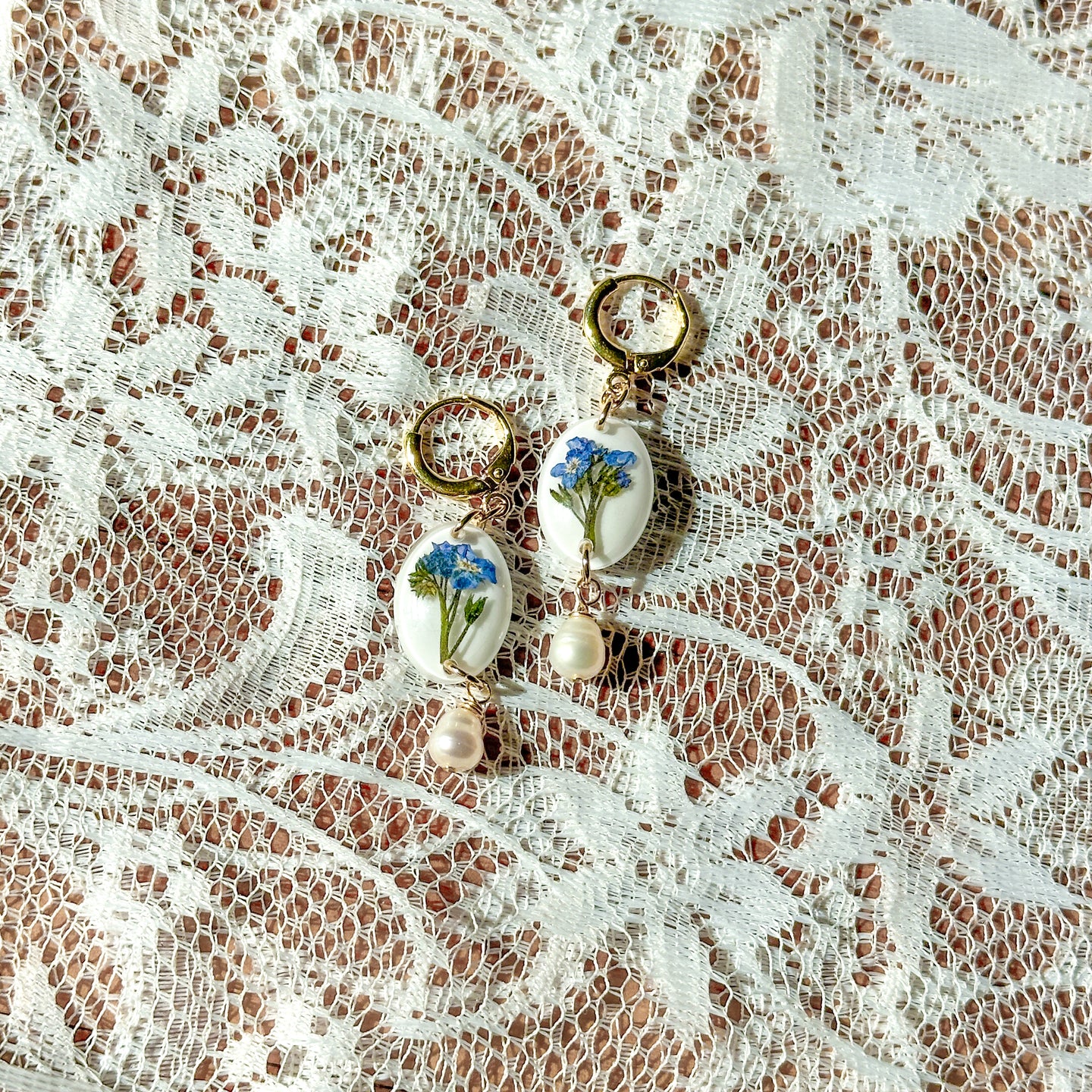 Forget-me-not oval pearl huggie hoop