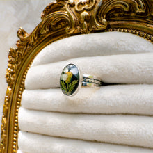 Load image into Gallery viewer, Yarrow patterned band ring (Size 7)
