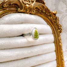 Load image into Gallery viewer, Fern patterned band ring (Size 7.5)
