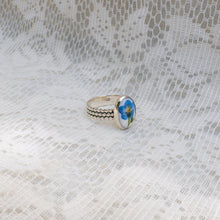 Load image into Gallery viewer, Forget-me-not patterned band ring (Size 7.5)
