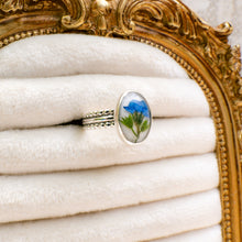 Load image into Gallery viewer, Forget-me-not patterned band ring (Size 8.5)
