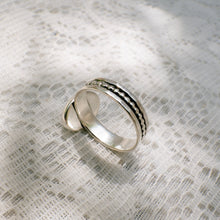 Load image into Gallery viewer, Forget-me-not patterned band ring (Size 9.5)

