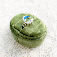 Load image into Gallery viewer, Forget-me-not patterned band ring (Size 8.5)
