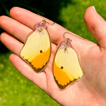 Load image into Gallery viewer, Purple flower yellow and orange wing earring
