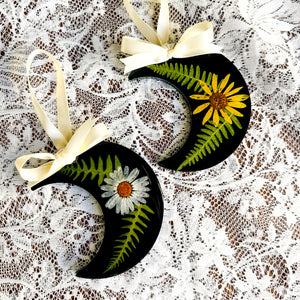 Daisy/goldeneye fern crescent moon black ornament