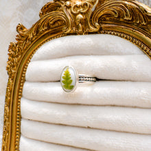 Load image into Gallery viewer, Fern patterned band ring (Size 7.5)

