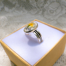 Load image into Gallery viewer, Violet patterned band ring (Size 8)
