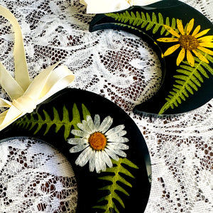 Daisy/goldeneye fern crescent moon black ornament