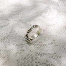 Load image into Gallery viewer, Forget-me-not patterned band ring (Size 7) No. 2
