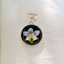 Load image into Gallery viewer, Circle violet charm
