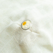 Load image into Gallery viewer, Daisy Window ring (size 6.5)
