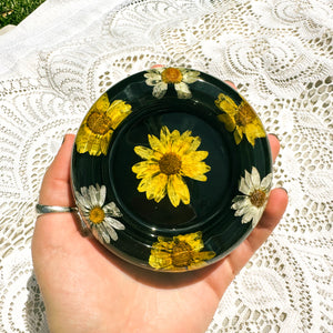 Goldeneye and daisy black round ashtray