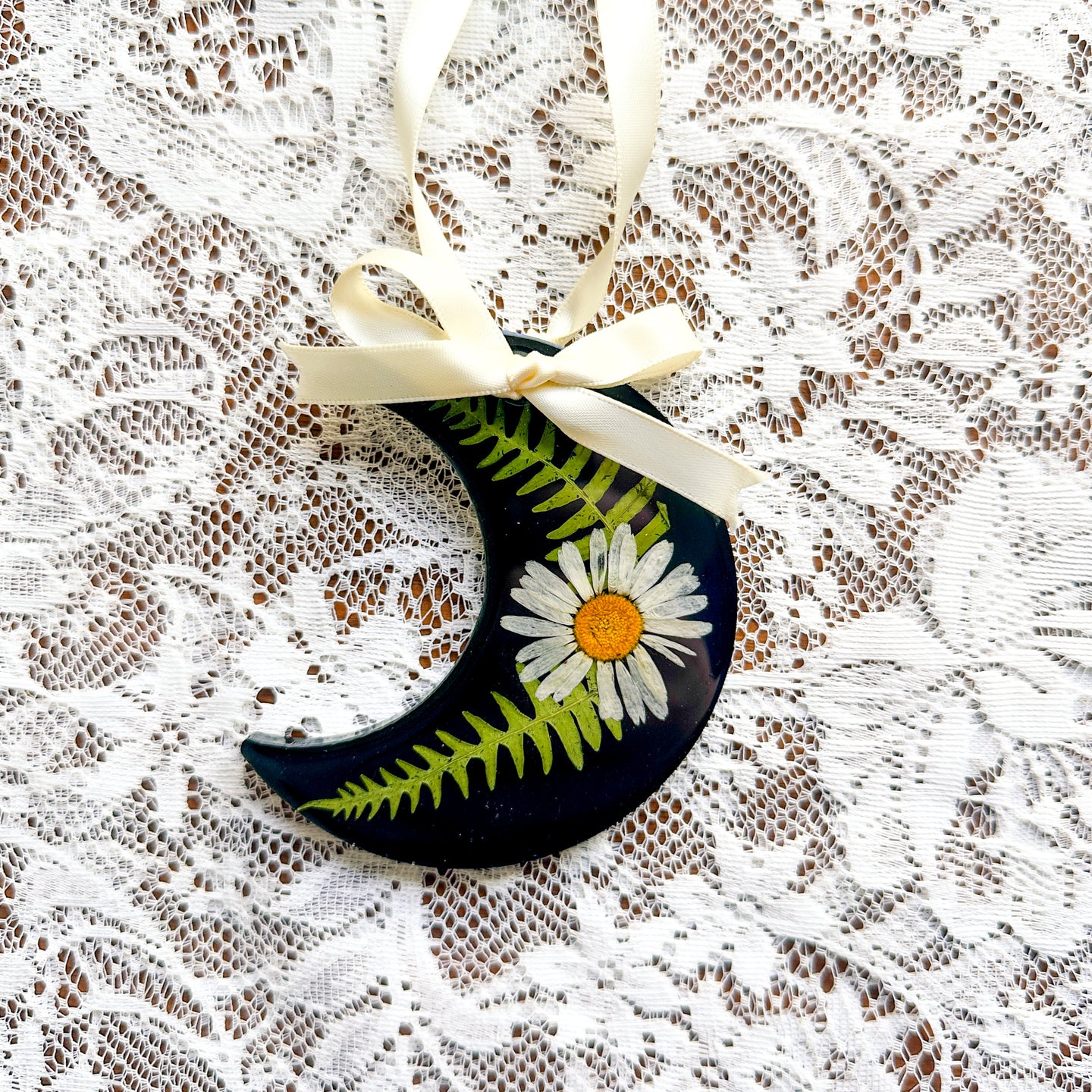 Daisy/goldeneye fern crescent moon black ornament