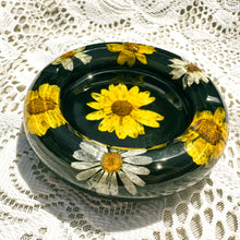 Load image into Gallery viewer, Goldeneye and daisy black round ashtray
