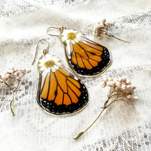 Load image into Gallery viewer, Monarch full chamomile earring
