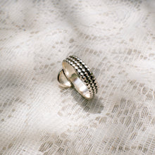 Load image into Gallery viewer, Forget-me-not patterned band ring (Size 7.5)
