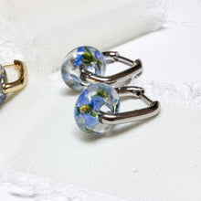 Load image into Gallery viewer, Forget-me-not rectangle bead hoops
