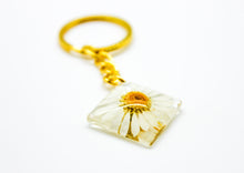 Load image into Gallery viewer, Wild daisy keychain
