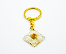 Load image into Gallery viewer, Wild daisy keychain
