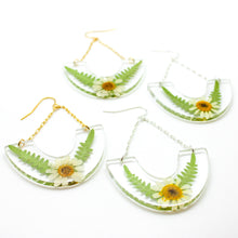 Load image into Gallery viewer, Daisy wreath arch earring
