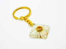 Load image into Gallery viewer, Wild daisy keychain
